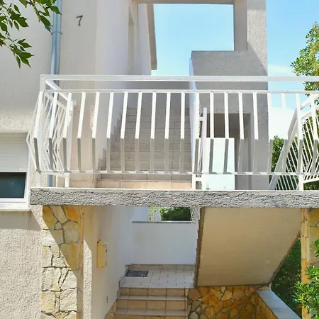 شقة Kantun Šmrika